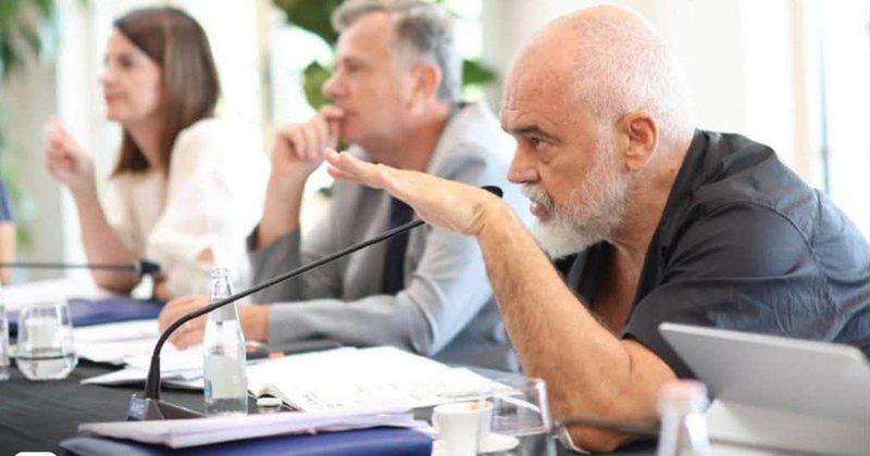 Takimi me deputetët e Tiranës  Rama zbardh detaje nga mbledhja  Hap i nevojshëm për sezonin e ri politik