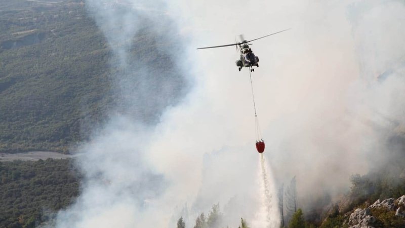 Zjarri në Abazë të Krujës  ndërhyrje intensive nga ajri me 3 helikopterë të Forcës Ajrore