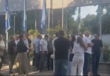 “Kurti, uzurpator që struket” PDK e Aleanca protestojnë para qeverisë, ‘pritë’ kryeministrit