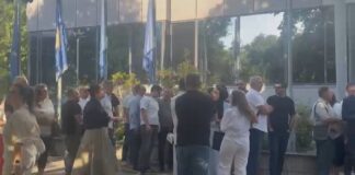 “Kurti, uzurpator që struket” PDK e Aleanca protestojnë para qeverisë, ‘pritë’ kryeministrit