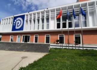Kufizimet ndaj gazetarëve në GJKKO, PD del kundër rregullores së re: Siguria nuk mund të përdoret për të kufizuar transparencën