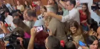 Tensione në Kuvendin e Kosovë, ‘mësyn’ opozita! Deputetët e PDK lagin me ujë Gërvallën dhe Nagavcit