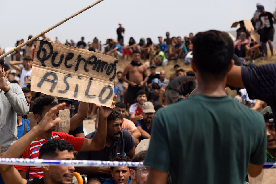 Qindra emigrantë protestojnë dhe kërkojnë azil në Ceuta të Spanjës  Nuk duam të kthehemi në Marok