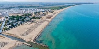 Ngjyra e errët në bregdet alarmoi Hamallajn, reagon Ujësjellësi i Durrësit: Nuk janë ujëra të zeza, por baltë dhe llumëra