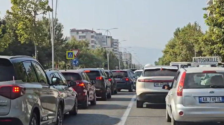 Fluks i madh automjetesh në hyrje të Vlorës  rëndohet trafiku në qytet