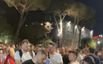 Tensione te “Revolucioni Flamingo,” dy grupe protestuesish përplasen fizikisht para Kryeministrisë