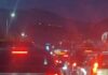 Fluksi i pushuesve paralizon rrugët e Lezhës, trafik i rënduar dhe radhë kilometrike në akset kryesore