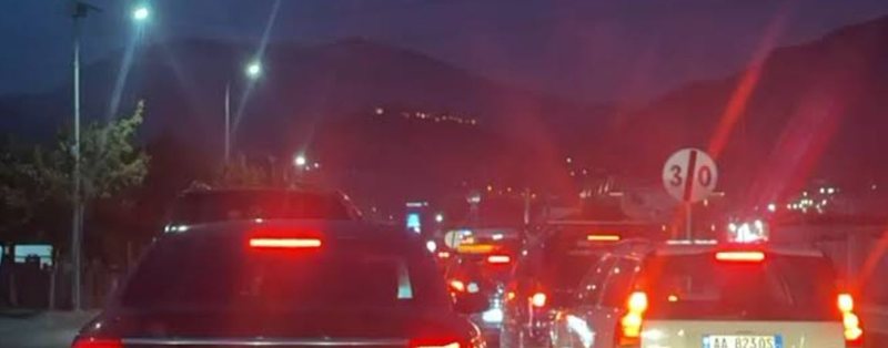 Fluksi i pushuesve paralizon rrugët e Lezhës  trafik i rënduar dhe radhë kilometrike në akset kryesore
