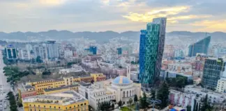 “City AM”: Tirana, mes trashëgimisë dhe modernitetit, drejt një epoke të re turistike