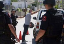 Kontrolle “blic” në Tiranë e Krujë, arrestohen 2 persona! Bllokohet një makinë luksoze, kapen armë e drogë