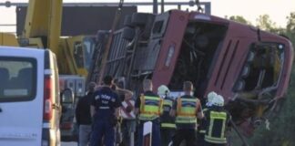 Përmbyset autobuzi me turistë, 12 persona humbin jetën, mbi 10 të tjerë mbeten të plagosur