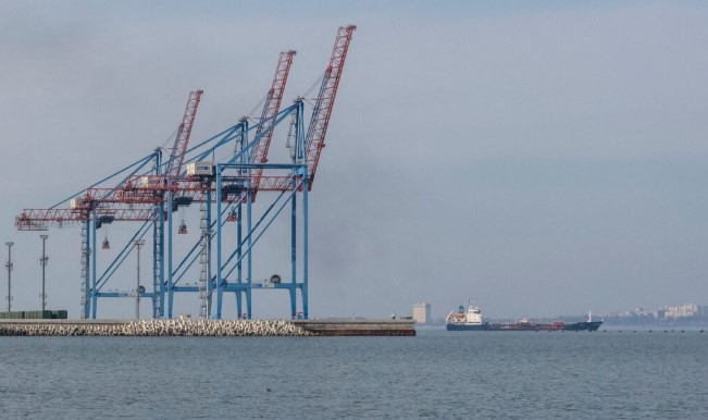 Rusia intensifikon sulmet në Detin e Zi  godet anijen tregtare  Vritet një marinar