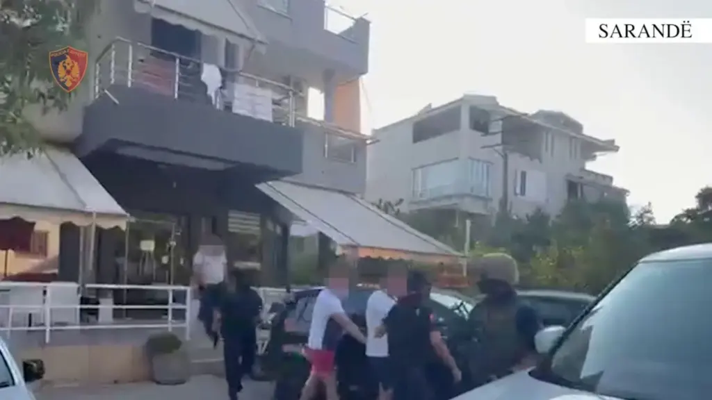 Dhunimi i shefit të krimeve në Sarandë  Në pranga 6 persona  procedohen dy efektivë  policia jep detajet  Bakalli u godit nga rojet e lokalit dhe 