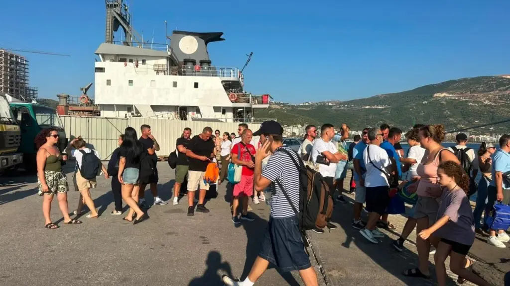 Kthehen emigrantët  por nuk mungojnë as turistët  Fluks mbërritjesh në Portin e Vlorës  1100 pasagjerë dhe 350 automjete