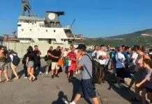 Kthehen emigrantët, por nuk mungojnë as turistët/ Fluks mbërritjesh në Portin e Vlorës, 1100 pasagjerë dhe 350 automjete