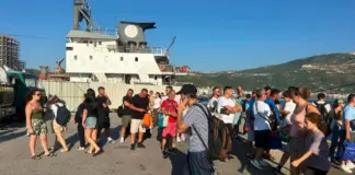 Kthehen emigrantët, por nuk mungojnë as turistët/ Fluks mbërritjesh në Portin e Vlorës, 1100 pasagjerë dhe 350 automjete
