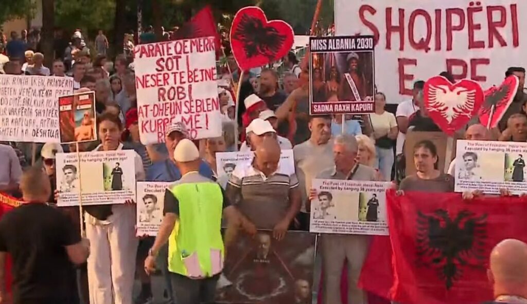 Dita e 72 të e protestës  qytetarët mblidhen para Kryeministrisë