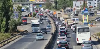 Trafik i rënduar në Durrës/ Forca shtesë nga Tirana në Durrës, policia apel drejtuesve për qetësi dhe kujdes