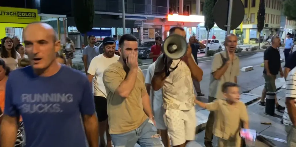 Divjaka prej 15 ditësh në protestë  banorët kundërshtojnë bashkimin me Lushnjën dhe kritikojnë këshilltarët bashkiakë