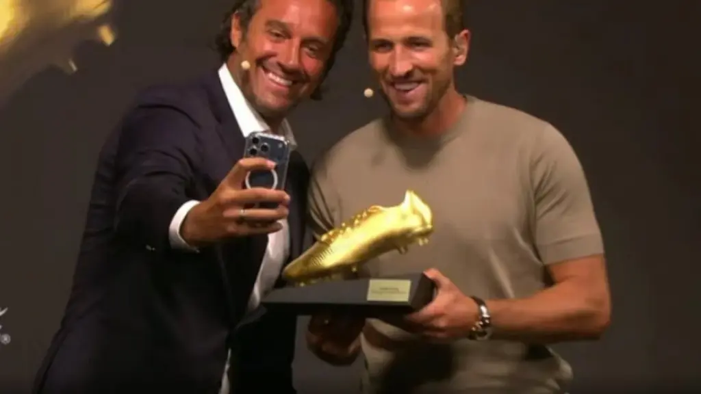 Harry Kane mori në dorëzim  Këpucën e Artë   selfie me Tonin bëhet virale  Meriton Topin e Artë