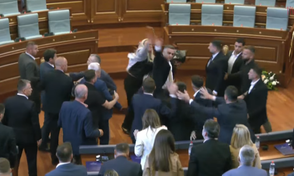 Tensione në Kuvendin e Kosovës  deputetja e AAK së gjuan me vezë drejt Kurtit  ndërpritet seanca