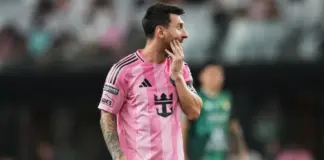 Messi rikthehet në fushë pas humbjes së babait, pritet me ovacione të mëdha nga stadiumi. Inter Miami eliminohet nga Kupa e Ligës