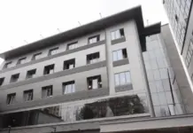 Zjarri në hotel në Vlorë! Ministria i Shëndetësisë: 5 persona po marrin trajtim në Tiranë, një paciente në gjendje të rënduar