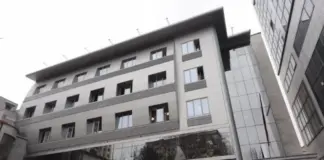 Zjarri në hotel në Vlorë! Ministria i Shëndetësisë: 5 persona po marrin trajtim në Tiranë, një paciente në gjendje të rënduar