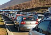 Fluks i lartë dhe rekord në kufirin me Kosovën, në pesë orë hynë rreth 25 mijë persona dhe mbi 8 mijë mjete! Destinacion bregdeti