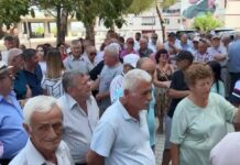 Protestë në Patos përpara bashkisë, banorët kundërshtojnë shkrirjen me Fierin