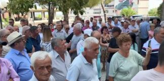Protestë në Patos përpara bashkisë, banorët kundërshtojnë shkrirjen me Fierin