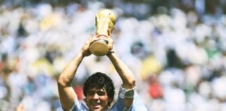 Maradona shënoi golin e ‘Dorës së Zotit’ në vitin 1986, topi i famshëm shitet në ankand për 3.35 milionë dollarë