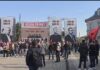 Prishtina në pritje të vendimit nga Haga, qytetarët kalojnë natën në shesh pranë “Flakës së Lirisë”