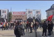 Prishtina në pritje të vendimit nga Haga, qytetarët kalojnë natën në shesh pranë “Flakës së Lirisë”