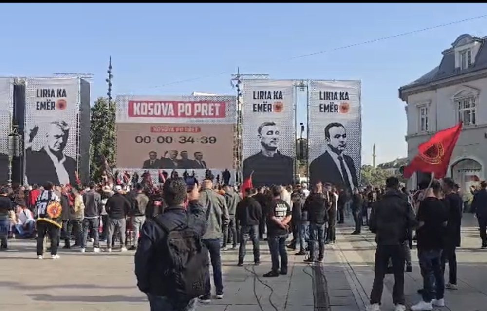 Prishtina në pritje të vendimit nga Haga  qytetarët kalojnë natën në shesh pranë  Flakës së Lirisë 