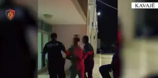 Parandalohet ngjarja e rëndë në Rrogozhinë, arrestohet i riu që kanosi me kallashnikov 35-vjeçarin