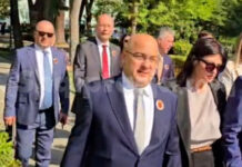 Dënimi i 4 ish-krerëve të UÇK-së në Hagë, deputetët e PD-së shkojnë në Kuvend me simbolet e UÇK-së
