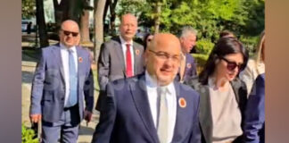 Dënimi i 4 ish-krerëve të UÇK-së në Hagë, deputetët e PD-së shkojnë në Kuvend me simbolet e UÇK-së