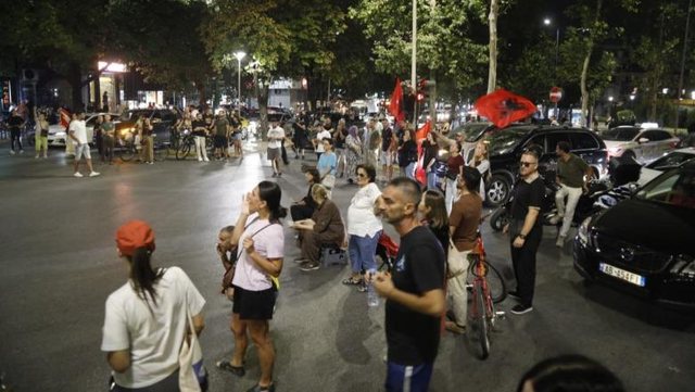 Bllokimi i Unazës në ditë e 102 të protestës  arrestohet 1 person dhe procedohen 15 të tjerë
