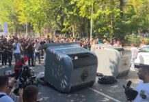Vijojnë tensionet në protestë, qytetarët përmbysin kazanët e mbeturinave para selisë së PD