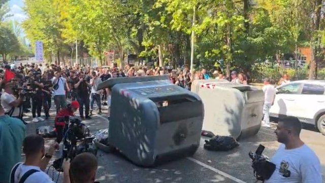 Vijojnë tensionet në protestë  qytetarët përmbysin kazanët e mbeturinave para selisë së PD