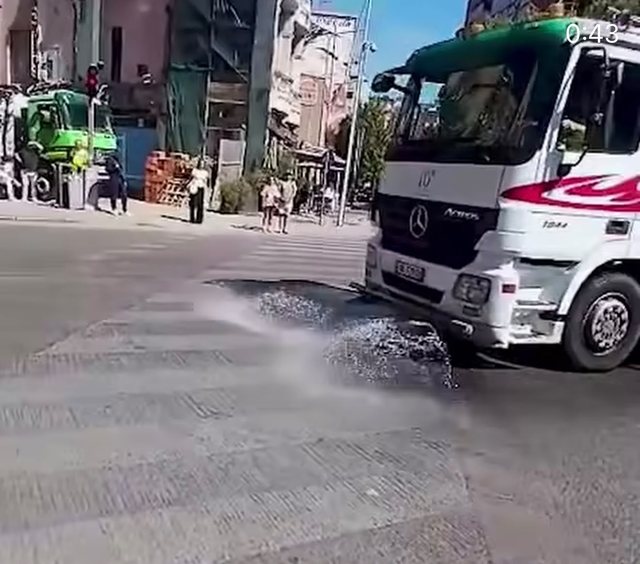 Bashkia e Tiranës nis pastrimin dhe larjen e rrugëve  në terren flota e autoboteve