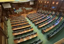 Kosova tenton sot të konstituojë Kuvendin, AAK bojkoton seancën