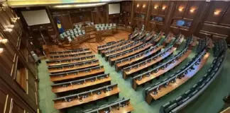 Kosova tenton sot të konstituojë Kuvendin, AAK bojkoton seancën