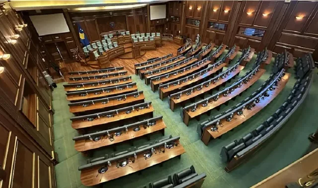 Kosova tenton sot të konstituojë Kuvendin  AAK bojkoton seancën