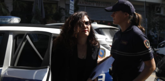Vlora Hyseni mbetet në “arrest shtëpie”, asnjë fjalë pas daljes nga gjykata