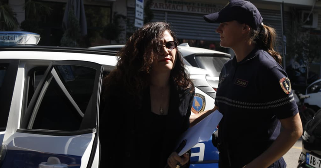 Vlora Hyseni mbetet në  arrest shtëpie   asnjë fjalë pas daljes nga gjykata