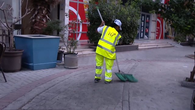 Njerëzit që pastrojnë Tiranën  Flasin ata që punojnë kur të tjerët flenë  Nuk na lodh puna  por sjellja e qytetarëve