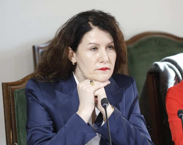 PROFIL  Kush është Vlora Hyseni  drejtuesja e SHISH që u pezullua nga detyra për dosjen  AKSHI 