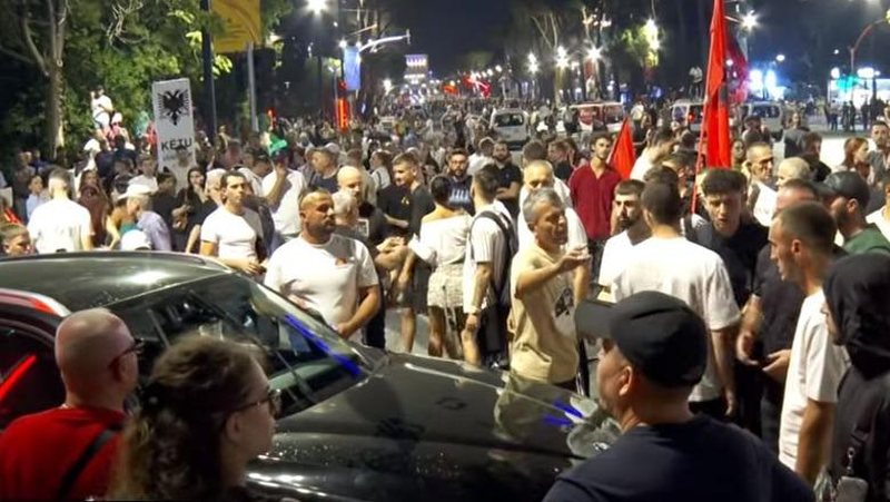 Përplasja e protestuesve me qytetarin  Balla  Çfarë kusuri ka qytetari t i zënë rrugën sorrat